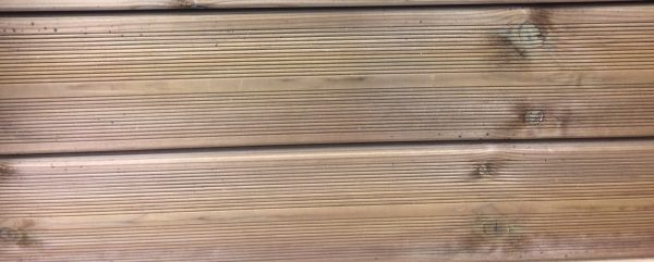 lame de terrasse en pin strié traité marron